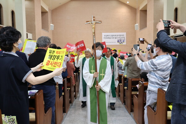 10일 경북 안동시 목성동 주교좌성당에서 열린 '친일매국 검찰 독재 윤석열 퇴진 주권회복을 위한 월요시국기도회’에서 신부들이 입장하고 있다. 2023.7.10. 임석규 애큐메니안 기자