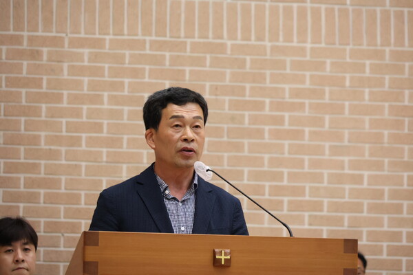 10일 경북 안동시 목성동 주교좌성당에서 열린 '친일매국 검찰 독재 윤석열 퇴진 주권회복을 위한 월요시국기도회’에서 농부 이성식 씨가 발언하고 있다. 2023.7.10. 임석규 애큐메니안 기자