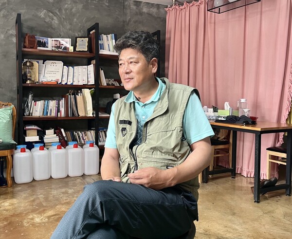 지난 6일 전남 여수시 돌산읍 군내리 돌산항 인근 사무실에서 우성주 씨(50·한국수산업경영인 여수연합회장)가 인터뷰를 하고 있다. 2023.7.11. 김성진 기자