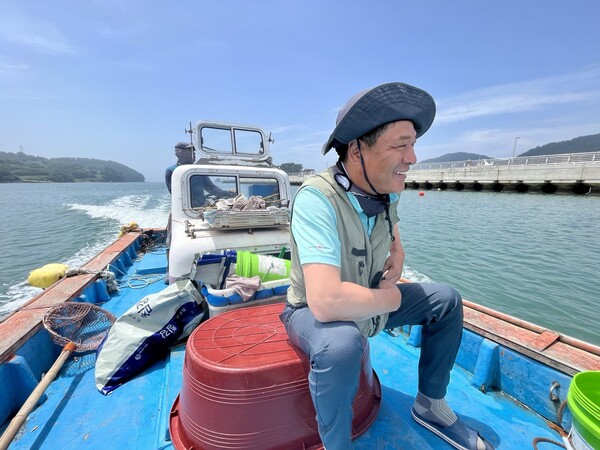 지난 6일 전남 여수시 돌산읍 군내리 돌산항 인근에서 배를 타고 양식장으로 향하는 우성주 씨(50·한국수산업경영인 여수연합회장)의 모습 2023.7.11. 김성진 기자