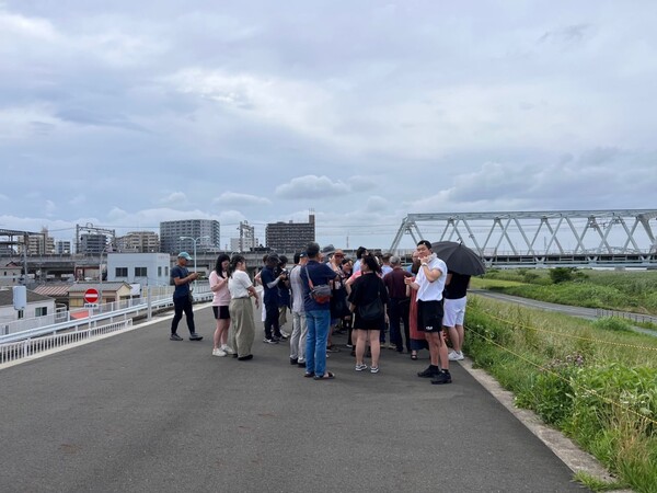 간토 대학살이 벌어진 장소. 지진으로 인한 불길을 피해 강변으로 온 조선인들을 일본인 자경단들이 무참히 학살해 암매장했다. 박충구