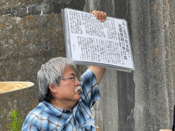 일본인 니시자키 마사오 씨는 당시 일본 언론이 이 사건을 축소하여 다룬 기사들을 스크랩한 것을 들고 그 참극의 현장을 설명하고 있다. 박충구