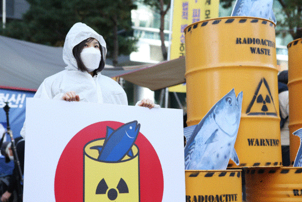 환경단체 회원이 후쿠시마 핵 오염수 투기에 항의해 ‘일본 수산물을 먹지 않겠다’는 캠페인을 벌이고 있다. 환경운동연합