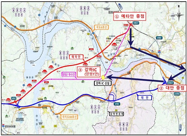 11일 국토교통부의 서울-양평 고속도로 관련 출입기자단 현장취재 계획 문건에 담긴 현장 노선도. 양평군 제1안은 원래 예타안과 비슷하게 그려져야 하지만 조선일보 보도처럼 L자로 꺾였다. 양평군청이 지난해 7월 회신한 공문에 처음 등장하는 양평군 제1안은 L자로 꺾이지 않았다. 국토부가 지난 7일 배포한 보도참고자료에도 꺾이지 않은 노선도가 사용됐다. 그런데 나흘 만에 L자로 꺾인 노선도가 나온 것이다. 김건희 씨 일가 땅 특혜 의혹이 불거지고 있는 강상면 변경안을 합리적인 대안처럼 보이도록 의도한 것 아닌지 의심이 든다. 2023.7.11. 국토교통부 자료 갈무리