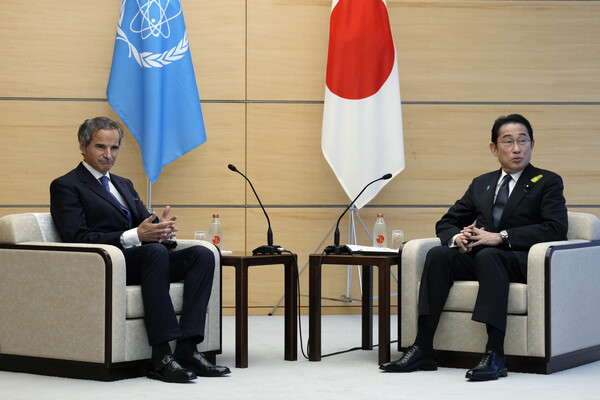 라파엘 그로시 국제원자력기구(IAEA) 사무총장(왼쪽)이 4일 후쿠시마 제1원자력발전소 오염수 해양 방류 계획에 관한 최종보고서 전달에 앞서 일본 도쿄 총리실에서 기시다 후미오 일본 총리와 회담하고 있다. 이날 IAEA는 일본의 원전 처리수 해양 방류 계획에 대해 국제 기준에 적합하다고 평가했다. 2023.07.05. AP 연합뉴스