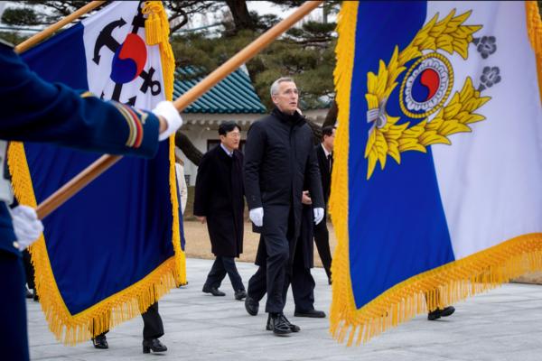 옌스 스톨텐베르크 나토 사무총장이 지난 29일 동작동 국립현충현을 찾아 참배하고 있다. 그는 한국의 우크라이나 무기 지원 필요성을 강조했다. 2023.1.29 나토 홈페이지