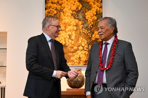  6월 14일 호주 캔버라 의회에서 헨리 푸나(오른쪽) 태평양도서국포럼 의장과 이야기하고 있는 앤서니 앨버니즈 총리. 2023.06.14. EPA 연합뉴스