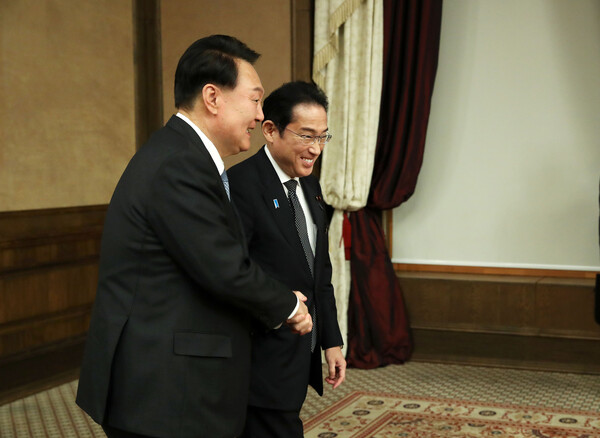북대서양조약기구(NATO·나토) 정상회의 참석차 리투아니아를 방문 중인 윤석열 대통령이 12일 빌뉴스 한 호텔에서 열린 한일 정상회담에서 기시다 후미오 일본 총리와 악수하며 기념촬영 장소로 향하고 있다. 2023.7.12. 연합뉴스