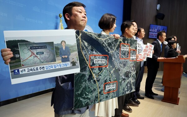 시민사회단체와 더불어민주당 김두관 의원이 10일 국회에서 서울-양평 고속도로 관련 기자회견을 하고 있다. 2023.7.10