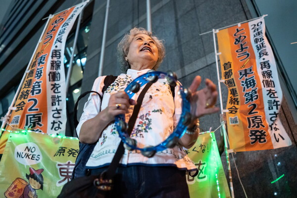 어느 나라건 국민은 절실하다. 지난 5일 후쿠시마 제1원전 운영사인 도쿄전력 본부 앞에서 핵오염수 방류에 반대하는 시위대가 구호를 외치고 있다. 2023.7.5. EPA 연합뉴스 