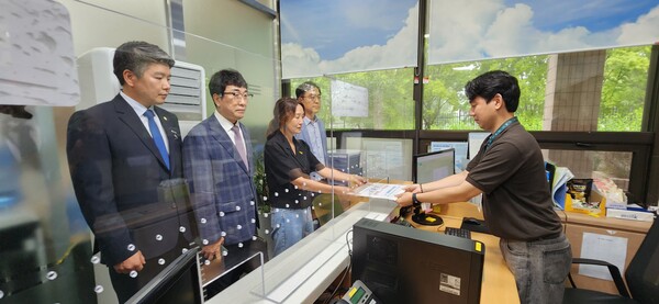 민주당 최재관 여주양평지역위원장과 양평군의회 여현정·최영보 의원, 민주당 경기도당 이재휘 사무처장은 13일 오전 경기 과천시 고위공직자범죄수사처(공수처)를 방문해 원 장관에 대한 고발장을 접수했다. 왼쪽부터 최영보 의원, 이재휘 사무처장, 여현정 의원, 최재관 위원장. 2023.7.13. 더불어민주당 경기도당 제공