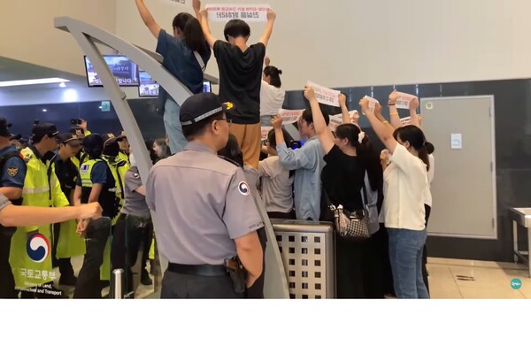 한국대학생진보연합(대진연) 학생들이 13일 오후 정부세종청사 국토교통부를 방문해 원 장관과 면담을 요청하며, 고속도로 백지화에 대해 항의하고 있다. 2023.7.13. 촛불행동TV 갈무리