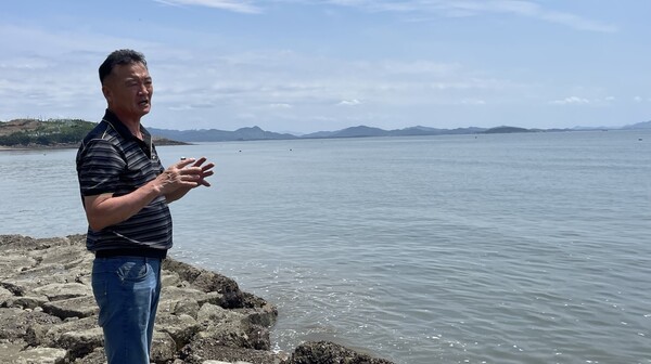 김 양식장이 있던 바다를 응시하는 심길섭 씨. 시민언론 민들레