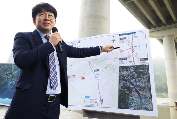 13일 경기도 양평군 강상면 서울-양평 고속도로 대안 노선 종점 인근에서 이상화 동해종합기술공사 부사장이 관련 내용을 설명하고 있다. 2023.7.13. 연합뉴스