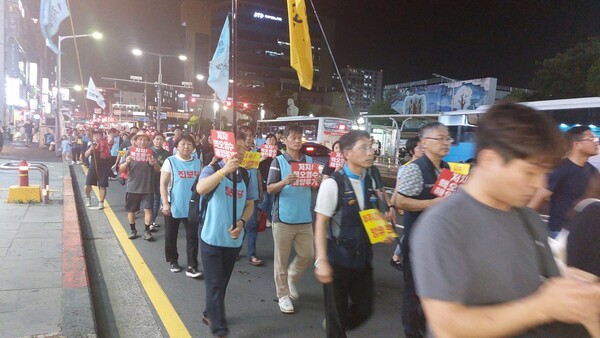 진보당, 녹색당, 정의당 등 진보정당 당원들은 숫자는 적었지만 깃발과 조끼로 소속을 밝히고 끝까지 집회와 시위를 함께했다. © 이봉수 