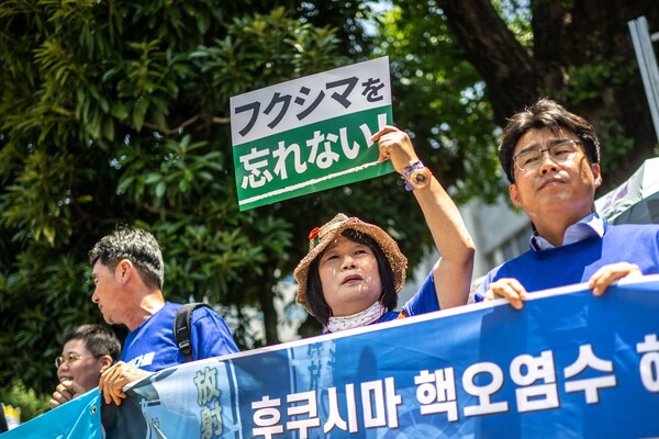 지난 10일 도쿄의 일본총리 관저 앞에서 후쿠시마 핵오염수 해양 투기 반대 시위를 벌이고 있는 한일 시민들. 2023.07.10. AFP 연합뉴스