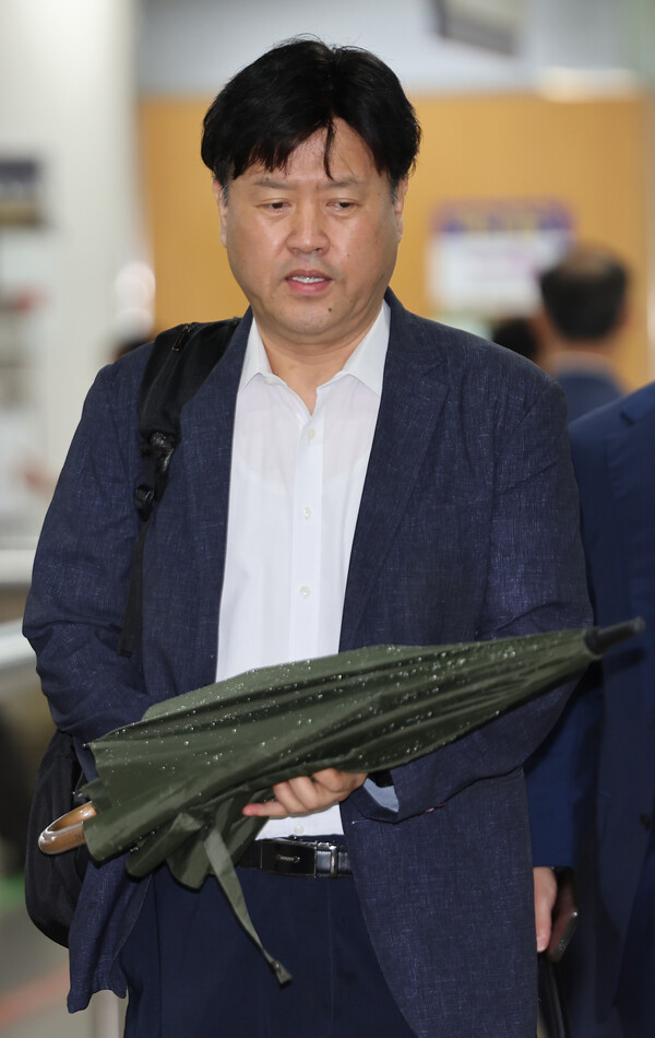 김용 민주연구원 전 부원장이 13일 오전 서울 서초구 서울중앙지법에서 열린 불법 대선자금 수수 관련 1심 속행공판에 출석하기 위해 법정으로 향하고 있다. 2023.7.13