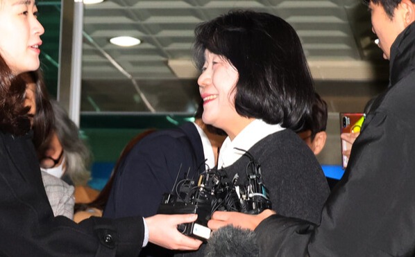 윤미향 의원이 10일 서부지법에서 '정의연 후원금 횡령' 사건 1심 선고 공판을 마친 후 나오고 있다. 2023.2.10. 연합뉴스