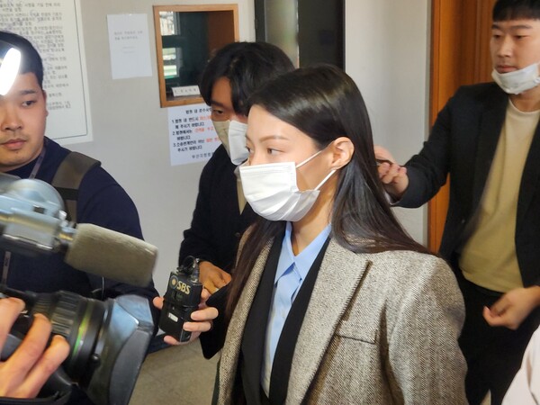 조국 전 법무부 장관 딸 조민 씨가 16일 오후 부산지법에서 열리는 재판에 증인신문을 위해 출석하고 있다. 조민 씨는 부산대 의전원 입학허가 취소 관련 재판 증인으로 출석한다. 2023.3.16. 연합뉴스