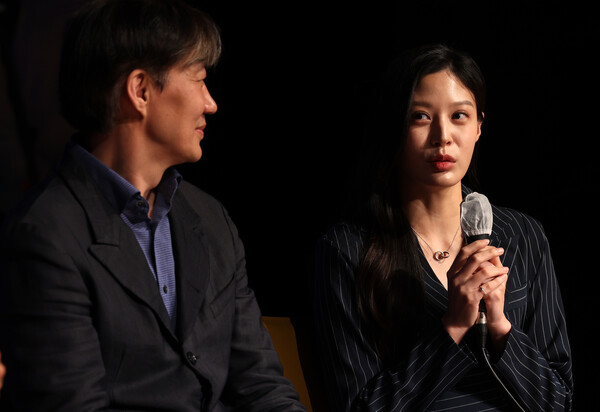 조국 전 장관 딸 조민 씨가 부산 해운대구 쿠무다 콘서트홀에서 열린 '조국의 법고전 산책 저자와의 대화'에서 발언하고 있다. 2023.4.11. 연합뉴스