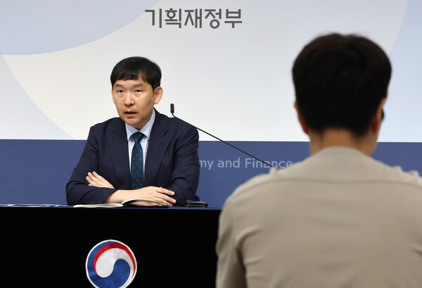 이승한 기획재정부 경제분석과장이 14일 오전 세종시 정부세종청사에서 23년 7월 최근경제동향을 설명하고 있다. 2023.7.14. 연합뉴스
