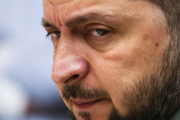 볼로디미르 젤렌스키 우크라이나 대통령이 나토 정상회의가  열린 리투아니아 빌뉴스에서 올라프 숄츠 독일 총리와의 회동에 앞서 무언가 생각에 잠겨 있다. 2023.7.12. AP 연합뉴스