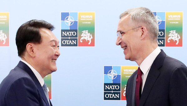 윤석열 대통령이 지난 11일 리투아니아 빌뉴스에서 열린 북대서양조약기구(나토) 정상회의장에서 옌스 스톨텐베르그 나토 사무총장과 인사를 하고 있다. 2023.7.11. 연합뉴스 