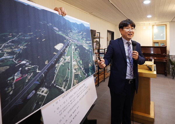 이상화 동해종합기술공사 부사장이 14일 오전 서울-양평 고속도로 예비 타당성 조사를 통과한 원안 노선의 종점인 양평군 양서면 대아교회에서 열린 지역 주민들과의 간담회에서 원안 대안 노선에 관해 설명하고 있다. 2023.7.14. 연합뉴스