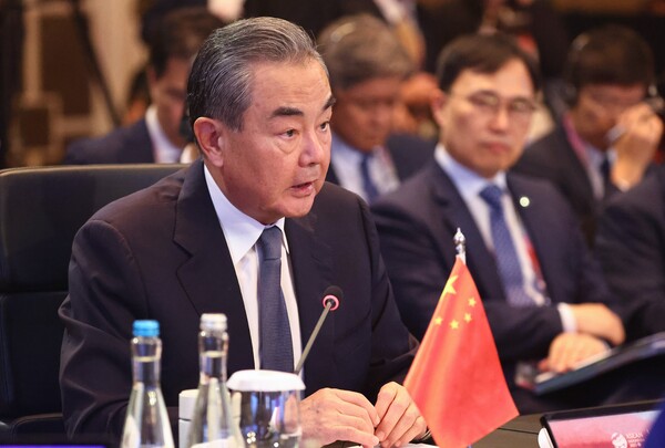 왕이 중국 공산당 중앙정치국 위원이 13일(현지시간) 인도네시아 자카르타 샹그릴라 호텔에서 열린 아세안+3(한·중·일) 외교장관회의에서 모두발언을 하고 있다. 2023.7.13. 연합뉴스