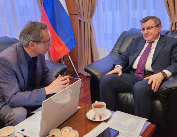 안드레이 B. 쿨릭 주한 러시아 대사가 지난 21일 서울 정동 주한러시아대사관에서 시민언론 민들레와 인터뷰를 하고 있다. 주한 러시아 대사관 제공