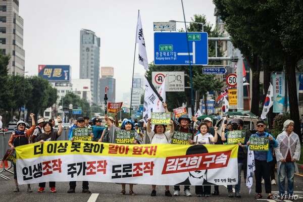 48차 촛불대행진에 참가한 시민들이 15일 용산 대통령실 앞에서 열린 사전집회 참가를 준비하고 있는 모습. 2023.7.15. 사진 이호 작가
