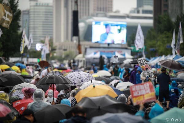 15일 서울 지하철 시청역~숭례문 앞 대로에서 열린 48차 촛불대행진에 참가한 시민들. 서울 지역에 호우가 쏟아지면서 우산을 쓰고 우비 등을 입었다. 2023.7.15. 사진 이호 작가
