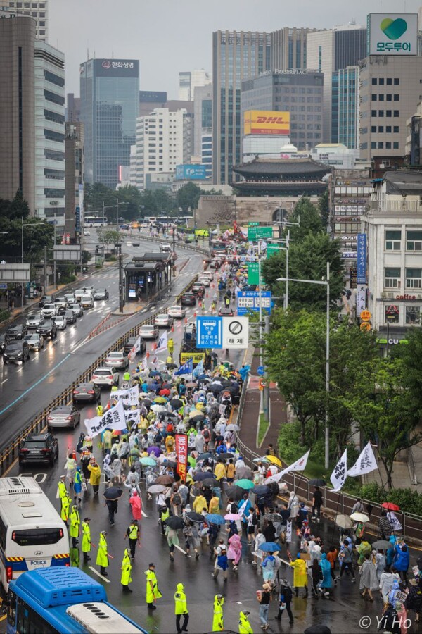 15일 48차 촛불대행진에 참가한 시민들이 서울역을 지나 도심 행진을 하고 있다. 2023.7.15. 사진 이호 작가