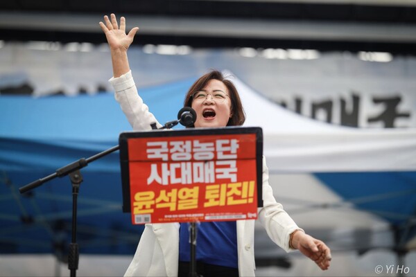 15일 서울 지하철 시청역~숭례문 대로 앞에서 열린 48차 촛불대행진에 참가한 추미애 전 법무부 장관이 발언하고 있다. 2023.7.15. 사진 이호 작가