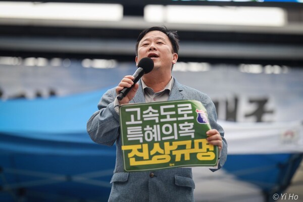 15일 서울 지하철 시청역~숭례문 대로 앞에서 열린 48차 촛불대행진에 참가한 안진걸 민생연구소장이 발언하고 있다. 2023.7.15. 사진 이호 작가