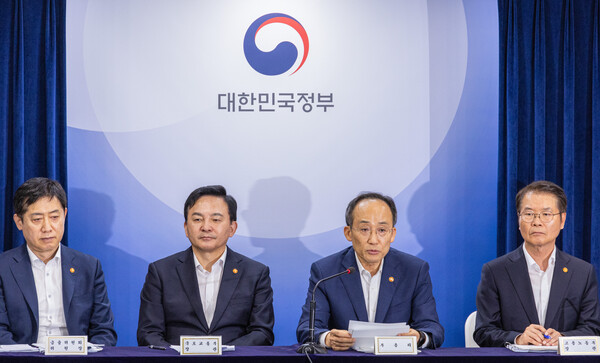 추경호 부총리 겸 기획재정부 장관(왼쪽 세 번째)이 4일 오후 서울 종로구 정부서울청사에서 2023년 하반기 경제정책 방향 합동브리핑을 하고 있다. 2023.7.4. 연합뉴스