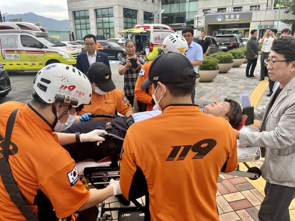 16일 오후 더불어민주당 소속 최영보 양평군 의원이 9일간의 단식을 중단하고 119에 후송되고 있다. 2023.7.16. 김성진 기자