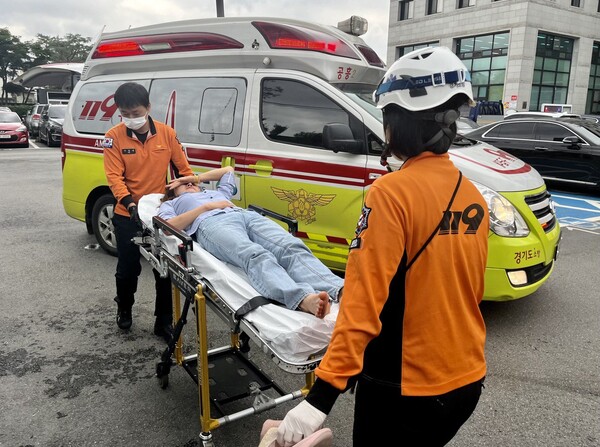 16일 오후 더불어민주당 소속 여현정 양평군 의원이 9일간의 단식을 중단하고 119에 후송되고 있다. 2023.7.16. 김성진 기자