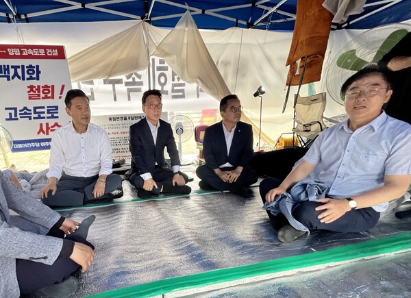 더불어민주당 박광온 원내대표가 16일 오후 경기도 양평군청 앞 단식 농성장을 방문했다. 2023.7.16. 김성진 기자