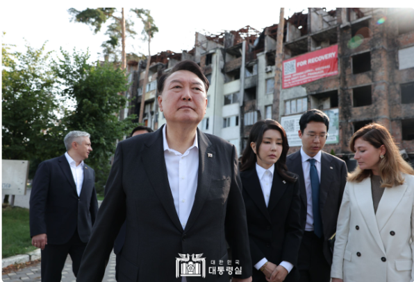 윤석열 대통령 부부가 15일 우크라이나 수도 키이우 인근 부차를 방문하고 있다. 2023.7.15. 대통령실 