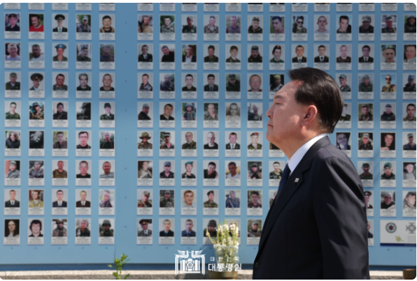 윤석열 대통령이 15일 키이우 '우크라이나 전사자의 벽' 앞에서 헌화를 하고 있다. 벽에는 전사자 사진과 이름이 게시돼 있다. 조 바이든 미국 대통령을 비롯해 각국 정상이 사진을 찍은 장소다. 2023.7.15. 대통령실