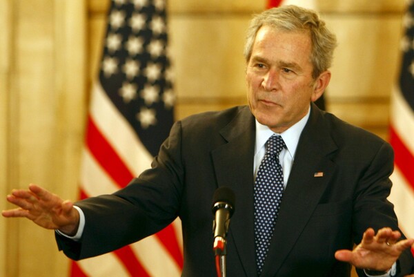 이라크를 '깜짝 방문'한 조지 W. 부시 미국 대통령이 2008년 12월 14일 바그다드 기자회견 도중 어수선한 좌중을 진정시키고 있다. 한 이라크 기자가 자신을 향해 던진 신발을 가까스로 피한 직후의 상황이다. 2008.12.14. EPA 연합뉴스 