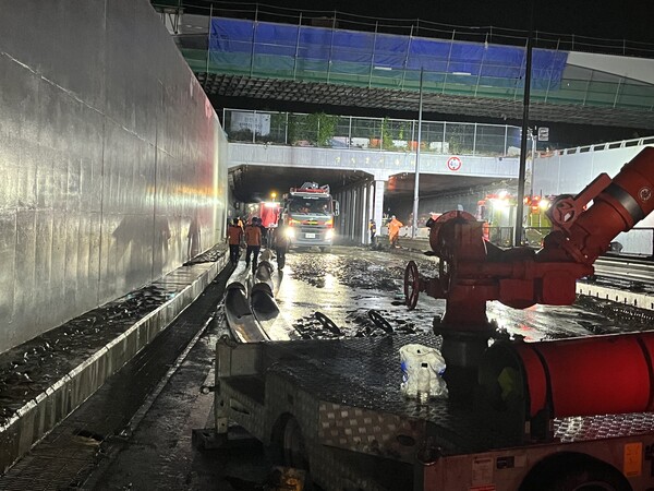 미호천 제방 유실로 침수된 충북 청주시 오송읍 궁평2 지하차도에서 16일 야간 구조활동이 벌어지고 있다. 2023.7.16. 연합뉴스 