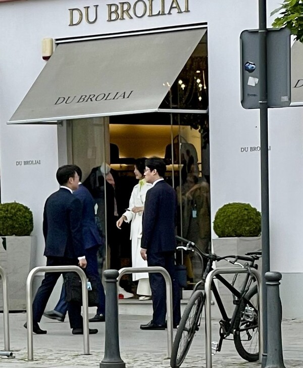 '15min' 기사에 실린 사진. 김건희 씨가 수행원 및 경호원들과 함께 명품숍 '두 브롤리아이' 매장 앞에 서 있다. '15min' 웹사이트 화면 갈무리