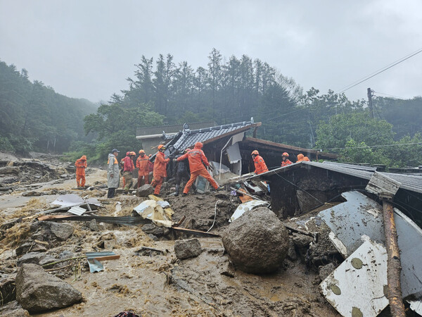 15일 집중 호우 탓에 산사태가 발생한 경북 영주시 풍기읍 삼가리 사고 현장에서 소방대원들이 생존자 구조작업을 벌이고 있다. 2023.7.15. 연합뉴스 