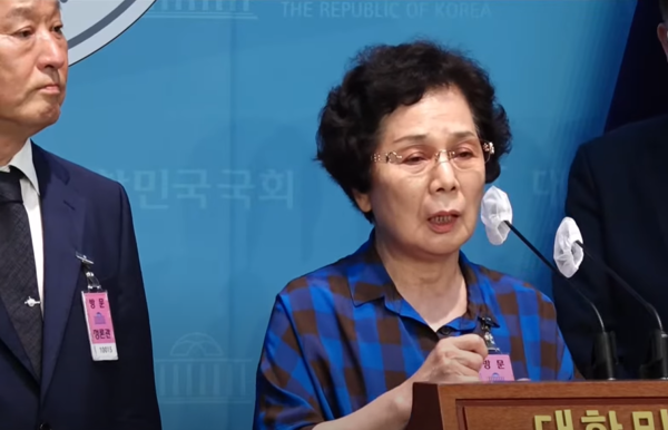 지난 12일 국회에서 열린 정동균 전 양평군수의 기자회견에 이강옥 씨가 참석해 땅 3필지를 정 전 군수에게 판 경위를 설명하고 있다. 오마이TV 화면 갈무리