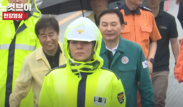 오송 참사 점검 나선 원희룡 국토부 장관을 웃으며 반기는 충북도청 공무원(왼쪽). 노컷브이 캡처