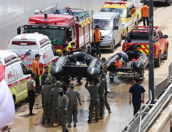 17일 오후 충북 청주시 오송읍 궁평2지하차도에서 육군 장병들이 수색작업에 나섰던 고무보트를 지하차도 밖으로 옮기고 있다. 2023.7.17. 연합뉴스