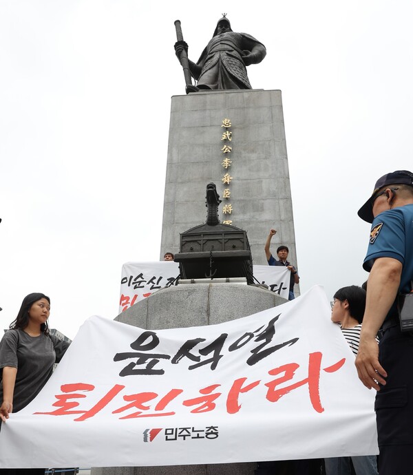 12일 오전 서울 종로구 광화문광장에서 민주노총 관계자들이 후쿠시마 오염수 배출을 규탄하며 이순신 장군 동상 앞에서 구호를 외치고 있다. 2023.7.12. 연합뉴스