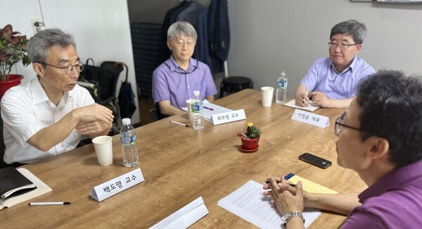 왼쪽부터 시계 방향으로 백도명 교수, 최무영 교수, 이정윤 대표, 민병선 에디터.